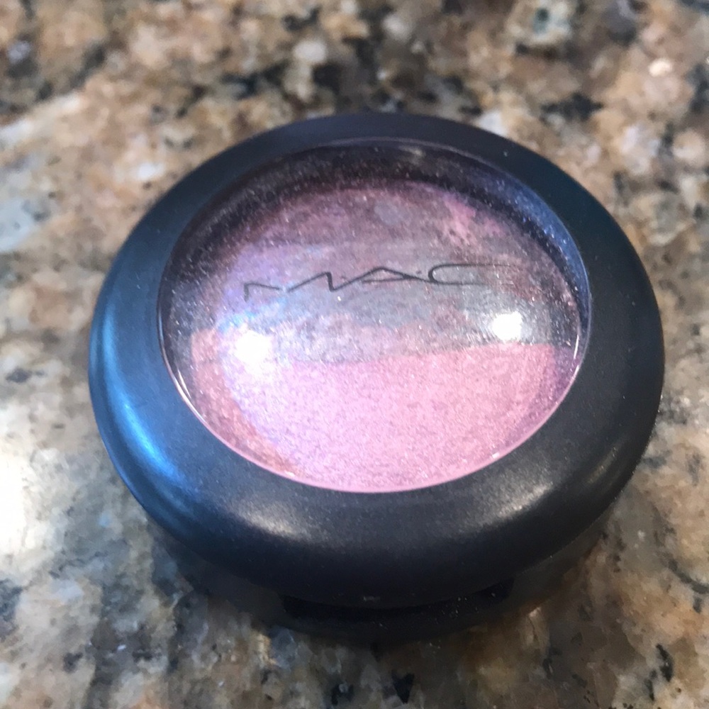 MAC Pink Split mineralize eye shadow